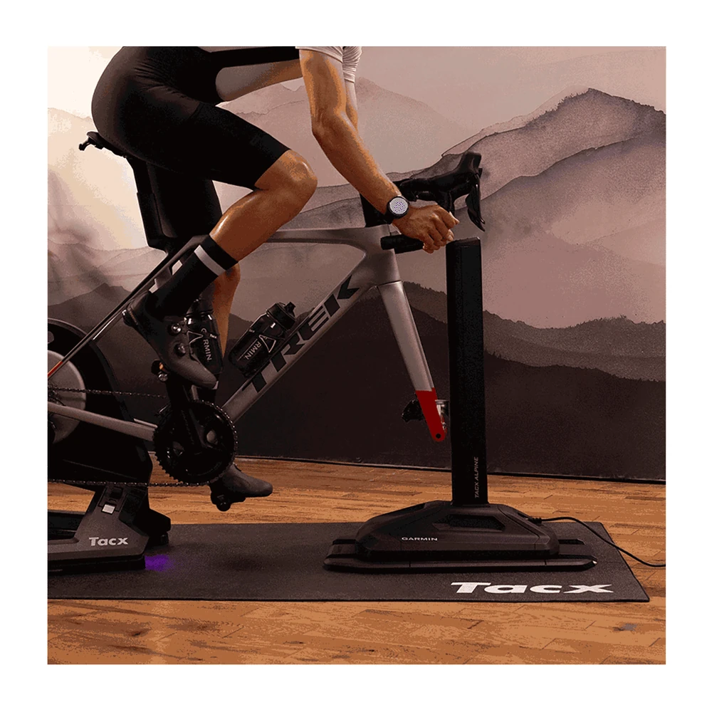 Tacx Alpine lutningssimulator – i användning med cykel som säljs separat
